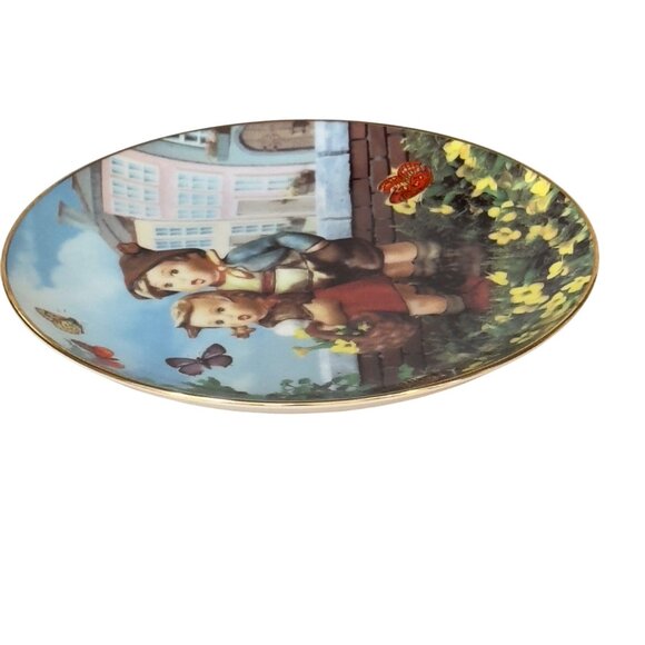 M.J. Hummel "Surprise" Little Companions Collector Plate The Danbury Mint - Picture 3 of 10